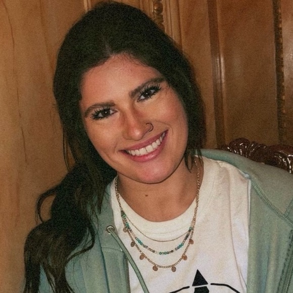 Meet your Posher, Caitlin - Picture 1 of 1